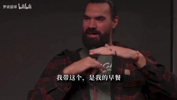 亚当斯谈干饭习惯：不用餐具上手抓着吃，晚饭能连吃三顿大餐！